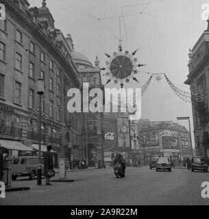 Années 1960, historique, une vue sur Regent Street à Londres, à Piccadilly Circus. Banque D'Images