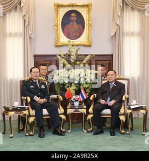 Bangkok. 17 novembre, 2019. Le vice-Premier Ministre thaïlandais Prawit Wongsuwan R, (avant) s'entretient avec le Conseiller d'Etat chinois et ministre de la Défense, en Thaïlande, Fenghe Wei le 15 novembre 2019. Source : Xinhua/Alamy Live News Banque D'Images