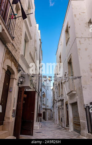 Soir d'hiver sur les rues de la vieille ville de Polignano a Mare, Province de Bari, Pouilles, Italie du sud. Banque D'Images