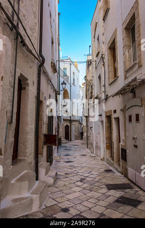 Soir d'hiver sur les rues de la vieille ville de Polignano a Mare, Province de Bari, Pouilles, Italie du sud. Banque D'Images