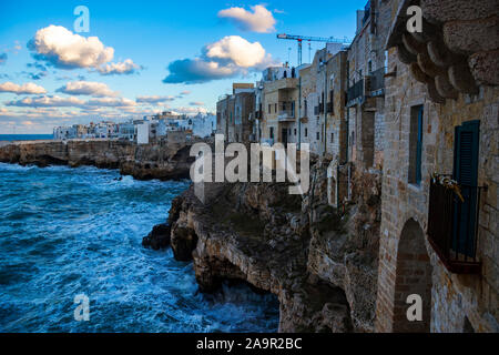 Vue panoramique d'hiver soirée à Polignano a Mare, Province de Bari, Pouilles, région du sud de l'Italie. Banque D'Images