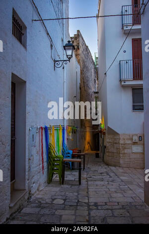 Soir d'hiver sur les rues de la vieille ville de Polignano a Mare, Province de Bari, Pouilles, Italie du sud. Banque D'Images