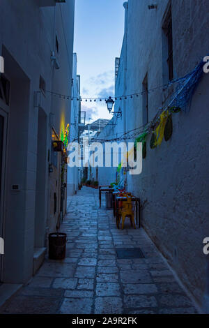 Soir d'hiver sur les rues de la vieille ville de Polignano a Mare, Province de Bari, Pouilles, Italie du sud. Banque D'Images