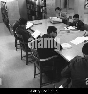 Années 1960, historiques, arabes d'élèves étudiant dans une bibliothèque, l'Arabie Saoudite, Banque D'Images