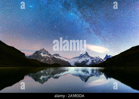 Une incroyable vue de nuit sur le lac de Bachalp Alpes suisses dans les montagnes. Des sommets enneigés du Wetterhorn, Mittelhorn et Rosenhorn sur arrière-plan. La vallée de Grindelwald, Suisse. L'astrophotographie paysage Banque D'Images