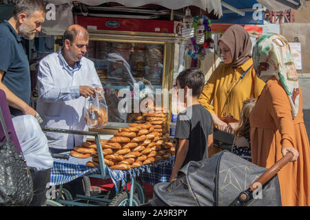 Istanbul, Turquie - Septembre :-14.2019 Banc Simitci situé dans le quartier Eyup Sultan. 2 Mesdames et 1 enfant achètent des bagels de l'homme. Banque D'Images