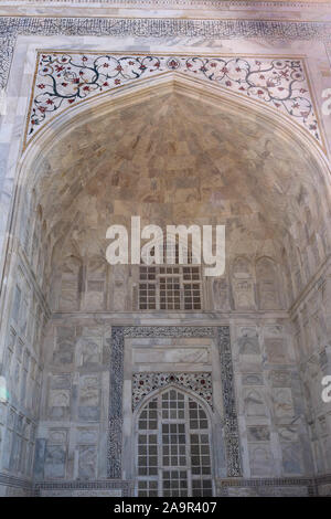 Magnifique fenêtre en marbre avec ornements de détails et pierres précieuses colorées du Taj Mahal. Banque D'Images