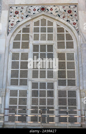 Magnifique fenêtre en marbre avec ornements de détails et pierres précieuses colorées du Taj Mahal. Taj Mahal construit en 1643 par l'empereur Mughal Shah Jaha Banque D'Images