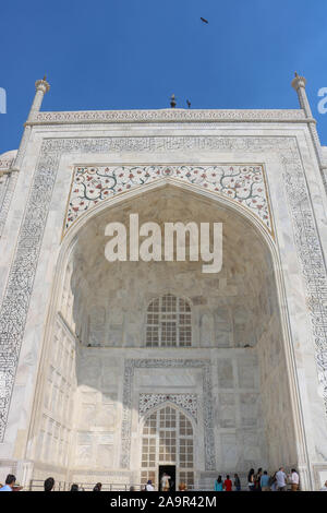 Magnifique fenêtre en marbre avec ornements de détails et pierres précieuses colorées du Taj Mahal. Banque D'Images