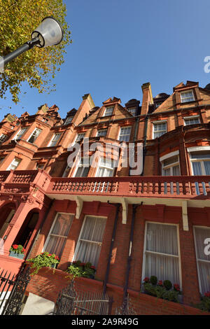 Résidences en briques rouges en terrasses Sloane Gardens, Chelsea, à l'ouest de Londres, Royaume-Uni Banque D'Images