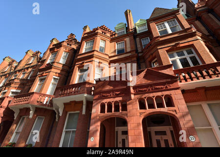 Résidences en briques rouges en terrasses Sloane Gardens, Chelsea, à l'ouest de Londres, Royaume-Uni Banque D'Images