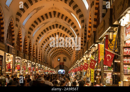 ISTANBUL, TURQUIE - SEPTEMBRE-14.2019 : l'historique Bazar égyptien. De nombreux magasins vendent dans l'ancien bâtiment historique. Banque D'Images