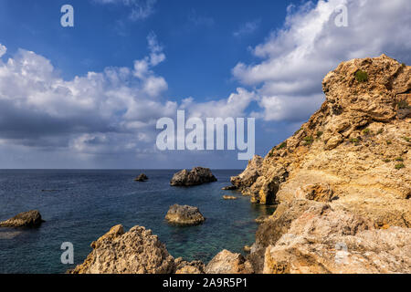 Vue panoramique sur la mer à Malte, la côte nord-ouest de l'île Méditerranéenne, près de Golden Bay. Banque D'Images