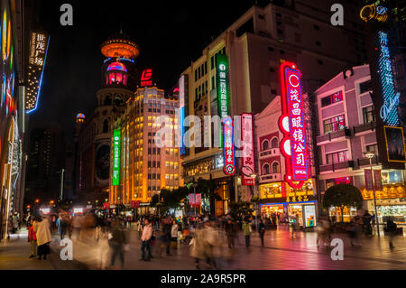 Animé de Shanghai Nanjing East Road Pedestrian street en direction de la Place du Peuple dans la nuit. Banque D'Images