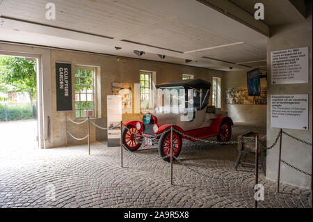 Une voiture classique rouge et blanc à la brasserie Carlsberg, Copenhague, Danemark Banque D'Images