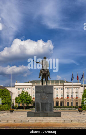 Palais présidentiel de Varsovie, siège officiel du président de la République de Pologne, ville monument avec façade néoclassique (1818) et le Monument à Banque D'Images