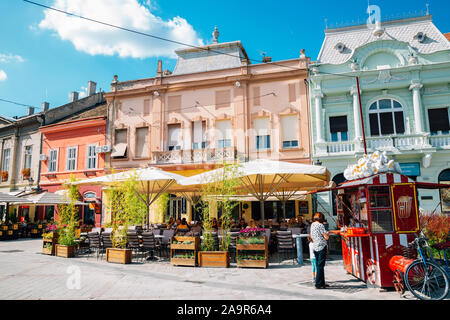 Novi Sad, Serbie - Juillet 17, 2019 : rue Dunavska, restaurants et bâtiments colorés Banque D'Images