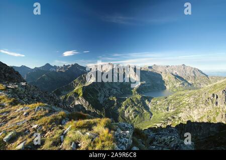 Les hauts sommets sur la vallée dans les montagnes Tatra. Les Tatras sont les plus hauts sommets des Carpates sur le Polish-Slovak frontière. Banque D'Images
