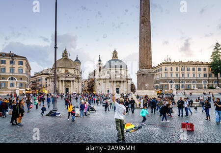 Rome, Italie, le 27 octobre 2018 : Un artiste du spectacle avec des bulles de savon et la foule à la Piazza del Popolo à Rome, Italie Banque D'Images