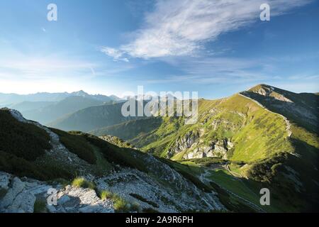 Panorama de Montagnes Tatra sur un matin de printemps ensoleillé. Les Tatras sont les plus hauts sommets des Carpates sur le Polish-Slovak frontière. Banque D'Images