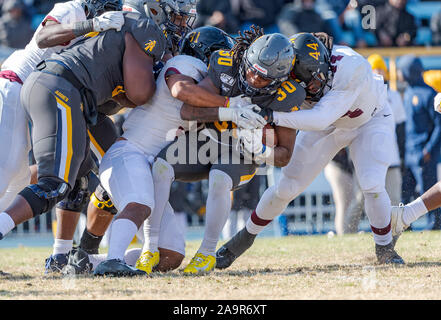 Greensboro, NC, USA. 16 Nov, 2019. Caroline du Nord d'utiliser de nouveau Jah-Maine Martin (30) est abordé Bethune Cookman Devin linebacker James (31) et Bethune Cookman défensive fin Jamarquis Reeves (44) durant le 1er semestre NCAA Football action de jeu entre Bethune Cookman Wildcats et North Carolina A&T Aggies à BB&T Stadium à Greensboro, N.C. Romeo Guzman/Bethune Cookman Athlétisme. Credit : csm/Alamy Live News Banque D'Images