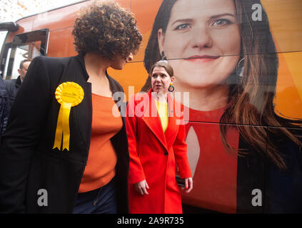 Le leader libéral-démocrate, Jo Swinson, avec ses partisans à une pizzeria dans le sud de Londres. Leur slogan est "STOP Brexit'. Banque D'Images