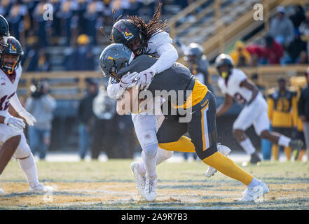 Greensboro, NC, USA. 16 Nov, 2019. Caroline du quarterback Jalen Fowler (1) traités par Bethune Cookman défensive fin Marques Ford (48) au cours de NCAA Football action de jeu entre Bethune Cookman Wildcats et North Carolina A&T Aggies. NC A&T défait BCU partie arrière 44-17 à BB&T Stadium à Greensboro, N.C. Romeo T Guzman/CSM/Alamy Live News Banque D'Images