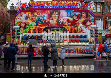 Southport, Merseyside, Royaume-Uni. 17 novembre, 2019. La lumière de Noël organisé à l'allumage dans le centre-ville dans le cadre de l'offre régime d'amélioration. De fortes averses pendant l'après-midi n'a rien fait pour atténuer l'esprit de fête. /AlamyLiveNews MediaWorldImages : crédit. Banque D'Images