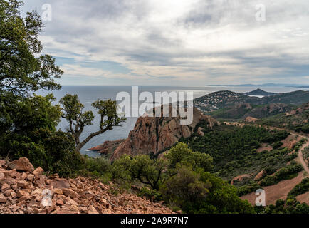 Cap roux sentier de randonnée dans les roches rouges de l'Estérel avec la mer bleue de la Méditerranée Banque D'Images