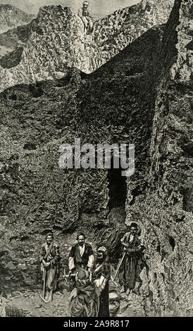 Cette image remonte au début des années 1900 et montre l'epxloration des monticules de Ninive, la plus ancienne et la plus grande ville de l'ancien empire assyrien. Ninive était situé sur la rive est du Tigre et encerclée par la ville moderne de Mosul, Iraq. Aujourd'hui, les vestiges de l'ancienne Ninive sont les ruines d'un monticule et Kouyunjik Nabii sur Yunus. Banque D'Images