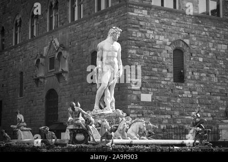 Tourné en noir et blanc de la fontaine de Neptune, sculptée par Bartolomeo Ammannati vers 1560, et conservé à Florence, Italie Banque D'Images