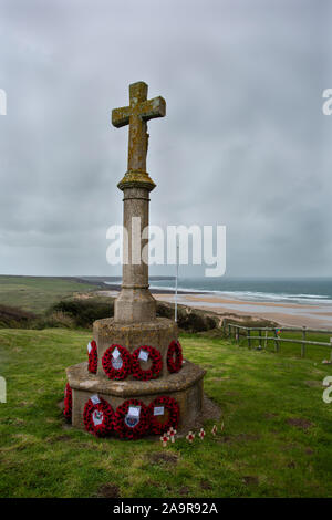 Monument commémoratif de guerre, d'eau douce plage ouest, Pembrokeshire, Pays de Galles, Royaume-Uni Banque D'Images