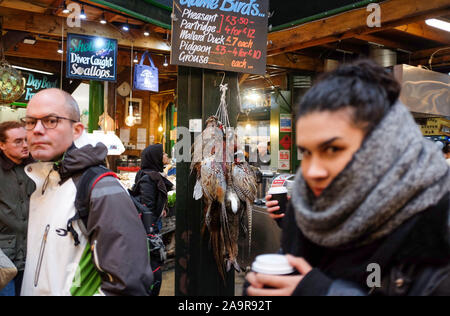 Borough Market à Londres Royaume-Uni - Gibier et lapin en vente à Borough Market est le célèbre marché alimentaire à Southwark Banque D'Images