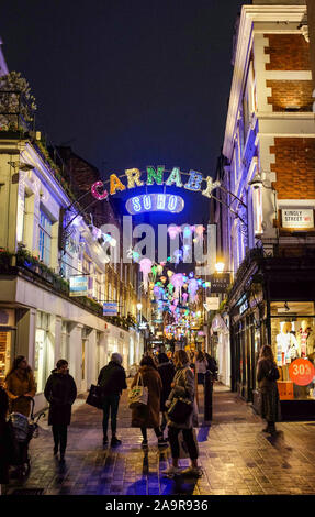 Carnaby Street à Londres avec le Projet Zéro lumières de Noël pour 2019 en collaboration avec l'organisme de bienfaisance de conservation des océans UK Banque D'Images