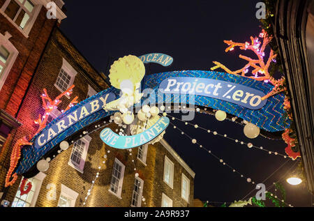 Carnaby Street à Londres avec le Projet Zéro lumières de Noël pour 2019 en collaboration avec l'organisme de bienfaisance de conservation des océans UK Banque D'Images