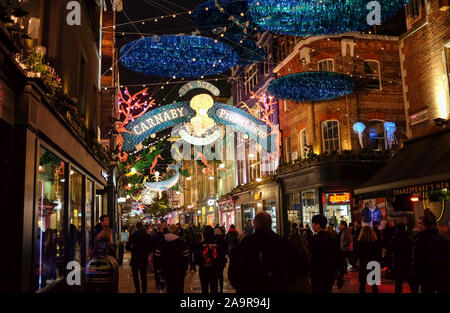 Carnaby Street à Londres avec le Projet Zéro lumières de Noël pour 2019 en collaboration avec l'organisme de bienfaisance de conservation des océans UK Banque D'Images