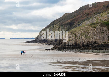 Pendine Sands, Carmarthenshire, Pays de Galles, le chien les promeneurs sur la plage à marée basse, Banque D'Images