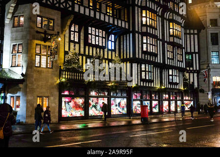 Le célèbre magasin Liberty à l'angle de la rue Regent dans Great Marlborough Street Londres avec leurs vitrines de Noël London UK Banque D'Images