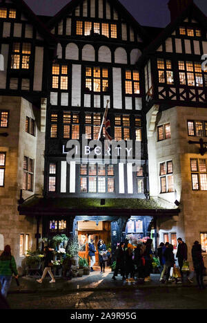 Le célèbre magasin Liberty à l'angle de la rue Regent dans Great Marlborough Street Londres avec leurs vitrines de Noël London UK Banque D'Images