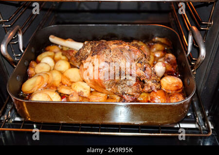 La cuisine maison de torréfaction lente gigot d'agneau aux épices et pommes de style espagnol rub