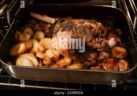 La cuisine maison de torréfaction lente gigot d'agneau aux épices et pommes de style espagnol rub