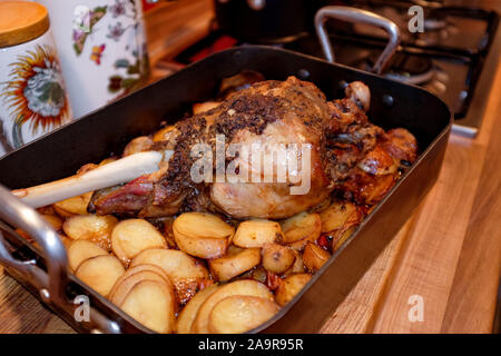 La cuisine maison de torréfaction lente gigot d'agneau aux épices et pommes de style espagnol rub