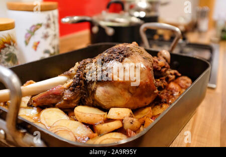 La cuisine maison de torréfaction lente gigot d'agneau aux épices et pommes de style espagnol rub Banque D'Images