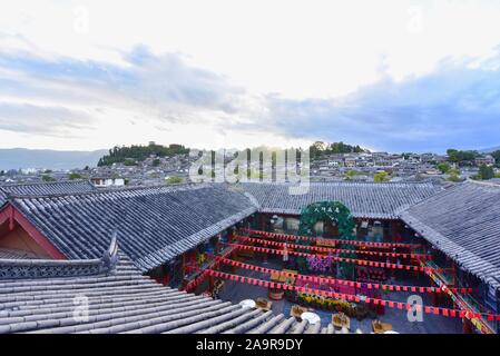 Toits traditionnels chinois à l'ancienne ville de Lijiang en Chine Banque D'Images