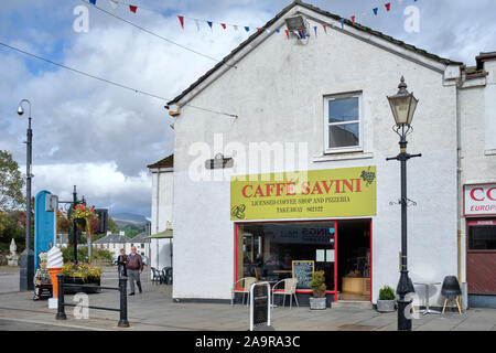 Vue du Caffe Savini sur la rue principale avec devantures et banderoles à Dingwall. 26/09/19 Banque D'Images