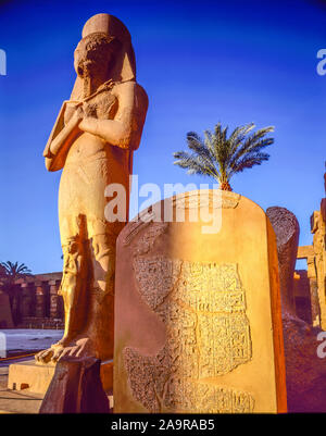 Colosses, sculptures sur le temple de Louxor à Louxor, Égypte, ancienne ville de Thèbes, Nil, Ancien Temple égyptien, désert du Sahara Banque D'Images