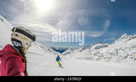 Un snowboard et ski fille homme de descendre la pente à Mölltaler Gletscher, en Autriche. Des pistes parfaitement entretenues. De hautes montagnes entourant le coup d'État Banque D'Images