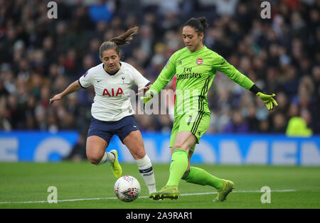 Tottenham Hotspur's Kit Graham (à gauche) et l'arsenal de Manuela Zinsberger bataille pour la balle durant la FA Women's super match de championnat au stade de Tottenham Hotspur, Londres. Banque D'Images