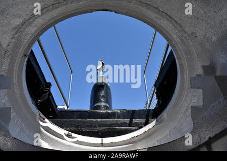 Vue de l'intérieur à la recherche de la descente du sous-marin S-61 Delfin musée flottant, Torrevieja, Alicante, Espagne Banque D'Images