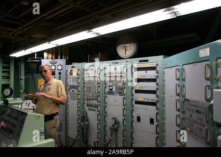 Visite guidée de l'intérieur centre de lancement d'un ICBM Titan II silo souterrain complexe en Arizona Banque D'Images